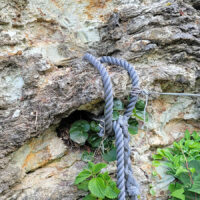 鼻ぐり岩：鼻ぐりとは牛の鼻輪のことで、船を係留する為に、凝灰岩をくりぬいて作られたものが、それに似ている事からつけられた。