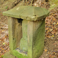 牛の首地蔵：要害山（山吹城跡）の北東方向に伸びる尾根の鞍部にあたるところを「牛の首」という。石仏は明治時代のもの。