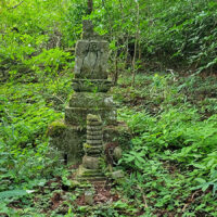 五輪原の宝篋印塔（ほうきょういんとう）：尼子と毛利の戦いの犠牲になった者たちを弔うために建てられたという。