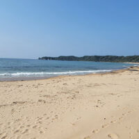 琴ヶ浜；延長２ｋｍ。この砂浜を歩くとキュッキュッと琴の音のように鳴る事から、この名がついた。鳴り砂とは、丸みを帯びた石英が６５%以上含まれ、外部より急激な力を加えると音を発する砂の事をいう。全国でも有数の「鳴き砂の浜」として知られており、住民による海岸保全活動も行われている。