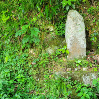 横畑の題目塔：「妙法蓮華経法界」と刻まれており、題目塔周辺には石切場の跡が複数ある。