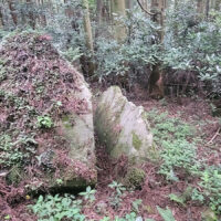 人切岩：銀山の輸送経路として栄えた頃は山賊が度々出るなど治安が悪く、胴地蔵、石見銀山処刑場などが街道に位置しているためか不思議な伝説が多く残されている。街道沿いには石でつくられた地蔵が複数点在している。この周辺は当時石切場であったため、現在も巨大な岩が至る所に放置されている。その昔、妙齢の女人が旅人を誘惑し困っていた。噂を聞いた旅の武士が待ち伏せして切りつけたところ、大きな岩がみごとに切られていた。 それ以降、もののけは現れなくなったと伝承されている。