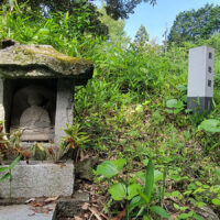 胴地蔵：銀鉱石を盗んだ犯人の首を役人がはねた。その首のない胴体を埋めて弔ったのが胴地蔵だといわれている。