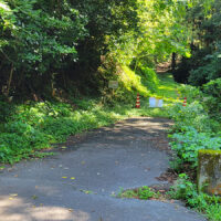 五老橋：降路坂を降りた所にあり、ここから舗装道路となる。そのまま車道（県道201号線）を下れば、じきに西田の集落が見える。車道を約2.5km上り、トンネルの先の登山道入口から約30分登山道を登ると、矢滝城山の山頂に着く。