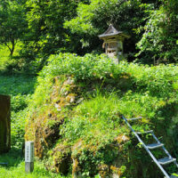 上市恵比寿社：地元の人々は、商いの神様を祀り、集落の上端近くにある小さな聖地「上市恵比寿神社」で、これら市場の繁栄を祈願した。火災から身を守るための祈りが、仏教における慈悲の菩薩である観音様に捧げられ、石を彫って作られた他の仏像が安全祈願のために、この道に沿って置かれた。