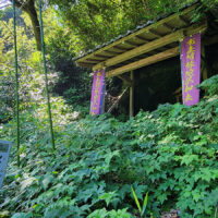 火伏観音：町の防火を祈ったもの。集落中央の岩窟に祀られた火伏観音は、伝説によると、その昔、西田の町に大火があったときに、この観音様がコウモリとなって火を消したと伝えられている。その後、毎年法要が営まれ、町に火事がないのはこの観音様のお陰と今でも信仰されている。