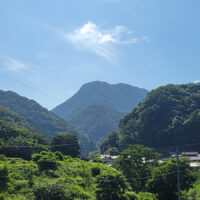 矢滝城山：（やたきじょうあと）：写真は西田集落から見える矢滝城山、その山容はひときわ目を引く。1528年（享禄元年）に銀山を所有した大内義興が、地元の豪族祖式堅兼に命じて築城した標高634ｍの山城（東京スカイツリーと同じ高さ）。山頂に南北2つの平地があり眼下に降路坂や仙の山、要害山、遠くには日本海や三瓶山を望むことができる。この眺望と登山口を除く三方が急峻なことが山城を築いた理由であろうと考えられる。西田は宿場町として銀山の歴史と興亡を共にした。町並みは、かつて銀山と隣り合わせだった繁栄の名残が漂っている。毛利氏が銀山を支配した頃から温泉津と銀山を結ぶ街道の中継地として重要な拠点となった。多くの物資や旅人がこの地を通行し、茶屋や旅籠、居酒屋などが建ち並び、市の立つ日には近くの村々から人々が集まり賑わった。