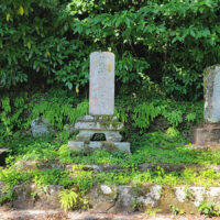 西田地区の副道夷険碑：西田付近の悪路を堀藤十郎伴徳と藤井与兵衛義孝が私費で改修したこと感謝し、1811年（文化8年）12月、村の代表者数名が福光の石工に依頼して作らせたものである