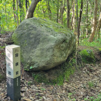 将棋岩：山裾をめぐる街道に沿って、おびただしい転石群が見られる。1589年（天文8年）8月、豪雨による山津波でふもとの寺院や人家が土砂にのまれた。鳴動と共に堂床山から巨石群が流れ出た。江戸時代になり、往来する馬子たちが転石を将棋盤にして、将棋をさして休んだという。転石の線が往環の情緒をとどめる。