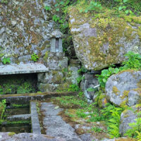 清水の金柄杓：（しみずのかなびしゃく） 清水集落へ着くと、「清水の金柄杓」と呼ばれる泉がある。その昔、この泉の水の美味しさに感心した大森代官が金属製の柄杓を奉納したので、このように呼ばれるようになった。この泉は島根の名水百選に選ばれている。