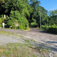 分かりづらい分岐：道が四方に分かれているが標識もなく分かりにくい分岐道。写真の黄色い矢印が行き来の進路方向となる。