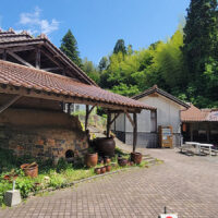 焼きものの里：全国でも最大級、15段の登り窯で、窯の見学と、手びねりや絵付けなどの陶芸体験も楽しめる。温泉津焼は江戸時代、宝永年間に3窯が開かれたと伝わる。 石見銀山の銀の積み出し・交易港としても栄えた温泉津港へ、「はんど」と呼ばれる水がめに代表される温泉津焼がここから全国へ積み出された。付近からは耐火度の高い良質な陶土、釉薬が産出され、やきものには最適の土地であった。あめ色の来待釉に黒色の「たれ」という模様をつけた水がめ「はんど」や、すり鉢、が主流。現在では、椿窯、森山窯が温泉津焼の伝統に民芸の風を吹き込んだ作品を作っています。