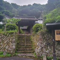 銀峰山　清水寺：（ぎんぽうざん　せいすいじ）：清水寺は真言宗の寺院で、798年（延暦17年）仙ノ山の中腹に移転され、明治に入ってから現在地に移った。銀の採掘が始まった仙ノ山（銀峰山）にあり、銀の鉱石を運搬していた当時、信仰を集めていた重要なお寺だったと思われる。