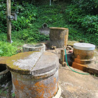 上の井戸：沖泊港が使われた大きな要因として、井戸から水が供給出来た事があげられる。集落の外れにこの井戸があり、戦国時代に、長旅を終えて港に着いた船員の喉を潤していたであろう。