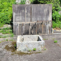 浜の井戸：浜辺に面した恵比寿神社の前にある。その後ろに蛇口が並んでおり、豊富な水が湧き出していた事がうかがえる。現在は使われていないと聞く。