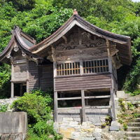 恵比寿神社：1526年（大永6年）、筑前国那賀郡芦屋浦の住人によって建立されたと伝えられている。また、1592年（文禄元年）爆風によって湾内の多くの船が被害を受けたとき、この神社に祈ると直ちに嵐がおさまったという伝説もある。本殿は16世紀に遡る古建築で、かつては檜皮葺きで、蟇股（かえるまた）を持つなど、華麗な建物だった。