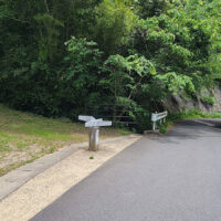 山吹城跡登山口：銀山集落の外れにある「鞆ヶ浦道」と「温泉津・沖泊道」との分岐点。 この分岐を写真左へ折れると、山吹城跡（要害山）へ登る登山道となる。峠付近で道が分かれ、山吹城跡へ登る道、鞆ヶ浦へ向けて下っていく道になる。 写真を手前に向かえば、温泉津・沖泊道となる。