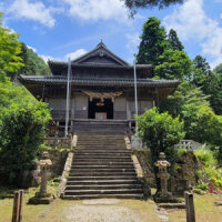 佐毘売山神社：（さひめやまじんじゃ）：佐毘売山神社は、石見銀山街道が作られる以前の15世紀中頃に創建されたと伝えられ、鉱山の守り神である「金山彦命」が祀られており、地元では「山神さん」と呼ばれている。銀鉱石を採掘した仙ノ山の麓に位置する事から、銀山に関わる多くの人が参拝に訪れた事が想像できる。現在の社殿は1819年（文政2年）に再建されたもので、鉱山神を祀る神社としては最大級の社殿を誇る。