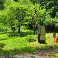 坂根口番所跡：江戸時代に入ると、石見銀山の周囲に柵が造られ、その出口には番所が建てられ、石見銀山へ出入りする人や物の管理を行うようになった。坂根口は、銀山を出て温泉津港へと向かう道筋における最後の番所であったため、特に重要であった。