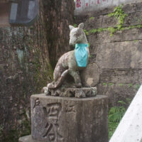 三峯神社の狛犬。文化7年（1810年）の作。秩父にあるオオカミ像で、年号が刻まれているものでは最古といわれている