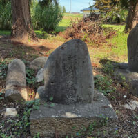 古志田桜神社境内にある湯殿山碑