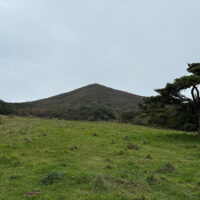 背後に見える七時雨山