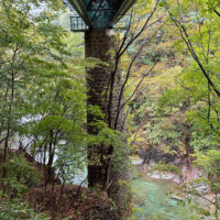 花輪線の下をくぐる