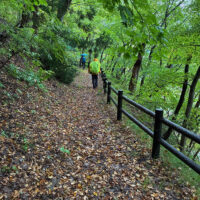 断崖の中腹を行く