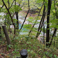 崖の下には米代川