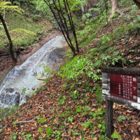 剣が岩は、滝の左岸を5分ほど登った先にある