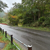 赤い欄干の端の手前に歩道入口が見える