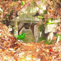 石囲いの中のお地蔵さん