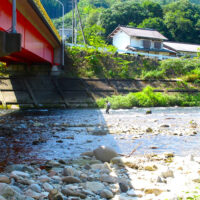 国道の橋の下でアユ釣りをする釣師