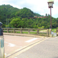 幸橋・向こうに見えるのは太鼓谷稲成神社