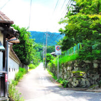 ここから津和野街道が始まる。右が高埼亀井家の屋敷跡。高崎亀井は万一、城主に後継者がいない時に城主となる家格を定められた一族だった。