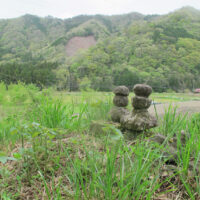 赤子グロ　津和野藩では、紙漉き、製紙業は主要産業で藩財政にも重要だった。九郎原の五郎右衛門とその子の孫十郎は二代に渡って製紙業に尽くして稼業も栄えていた。ところが、孫十郎の妻女が秘伝の紙漉き法を下女の一人に教えたことが村役人に知られ、代官所で詮議され、死罪となった。この時妻女は妊娠していたため、哀れに思った村人達は二つの墓を建てて弔った。