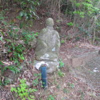 穢峠のおしも地蔵　「おしも」という若くて働き者の娘が雨の降る寒い日に、前の日の植え残しを植えようと、底なしの深田に青竹を二本渡し、その上に足を乗せて巧みに田植えをしていた。そのうち足がしびれ、誤って深田に落ちてしまった。辺りには誰もおらず、もがけばもがくほど深みにはまり、とうとう帰らぬ人となった。その後気づいた両親や村人が探すも見当たらず、深田にはもがいた跡と着ていた蓑が残っていた。その死を憐れんで、霊を弔って地蔵様を建てたと伝わる。