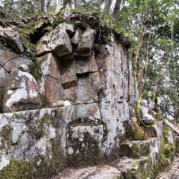 切り立った崖上の街道に祀られた地蔵三体　2体は廃仏毀釈のためか首が取れ、代わりの石が乗せてある。黄色の丸印に囲んだ地蔵は於市地蔵と呼ばれている。このあたりの一軒家に美貌の才女がいたが、何があったかこの近くの断崖から身投げして自ら命を絶ってしまった。美貌がゆえに短い命を村人が憐れんで建てたと言われる。（最近なぜか、於市地蔵の位置が変わっていました。）