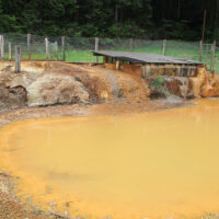 木部谷温泉間欠泉：間欠泉は一定時間をおいて噴出する温泉をいうが、ここでは25分休止後5分間噴出し、最大で毎分400リットル噴出します。炭酸ガスの圧力による噴出で、全国でも珍しいと言われている。