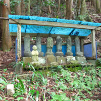 街道横に祀られていた六地蔵尊