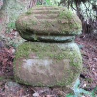 塔ノ峠の経塚：この苔むした経塚は、隧道の西側出口近くで見ることができる。峠にこの経塚が応安3年（1370年）に祀られて、塔ノ峠（とうのたお）と呼ばれるようになった。