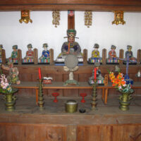 十王堂に祀られた十王、中央が閻魔大王