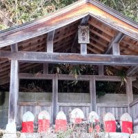 栗栖の街道脇に祀られた六地蔵