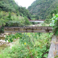 ここにかつて観音原木橋があった（合成写真）地理院地図ではまだ消されていない。