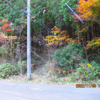 別荘入口の反対側から旧街道に入ります