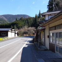 県道に面した三浦商店の横に、法面にあがるスロープがあります。上がったところから街道は松ケ峠へ続きます。雑草が茂って歩きにくい時は店からさらに先へ進み、鋭角に左へ曲がると同じ所に出ます。
