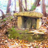 江堂ケ峠の地蔵。ここから石州です。石州の境石はここに立っていましたが今はこの先の水源公園にあります。