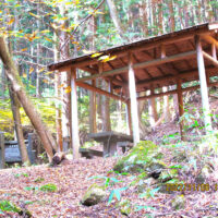 茶屋床跡の休憩所。ここから先は急坂となる。