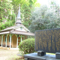 瓦屋根の「乙女峠聖母マリア堂」と乙女峠の由来の碑