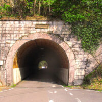 この道は国道となり1935年には峠の下に隧道が掘られ、塔ノ峠隧道となった。